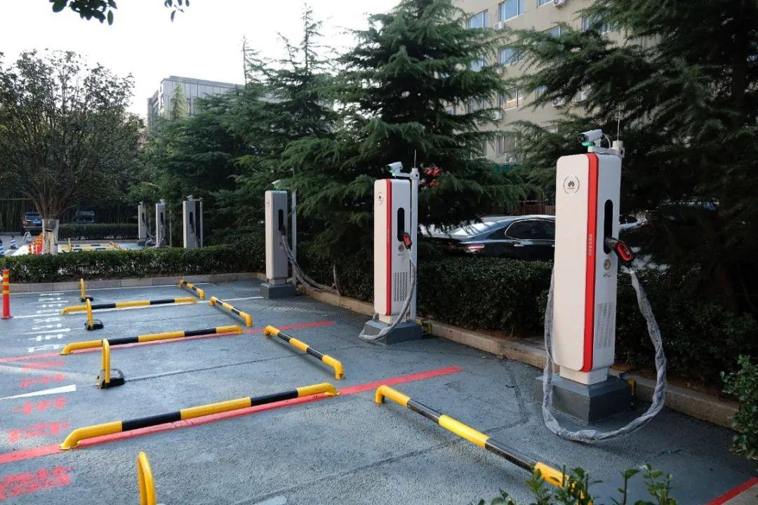 华为液冷超级充电桩，解决电动车里程焦虑(图1)