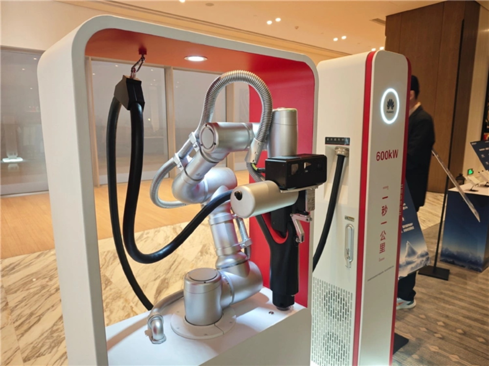 华为推出了600kW自动充电机器人，兼容多种车型(图1)
