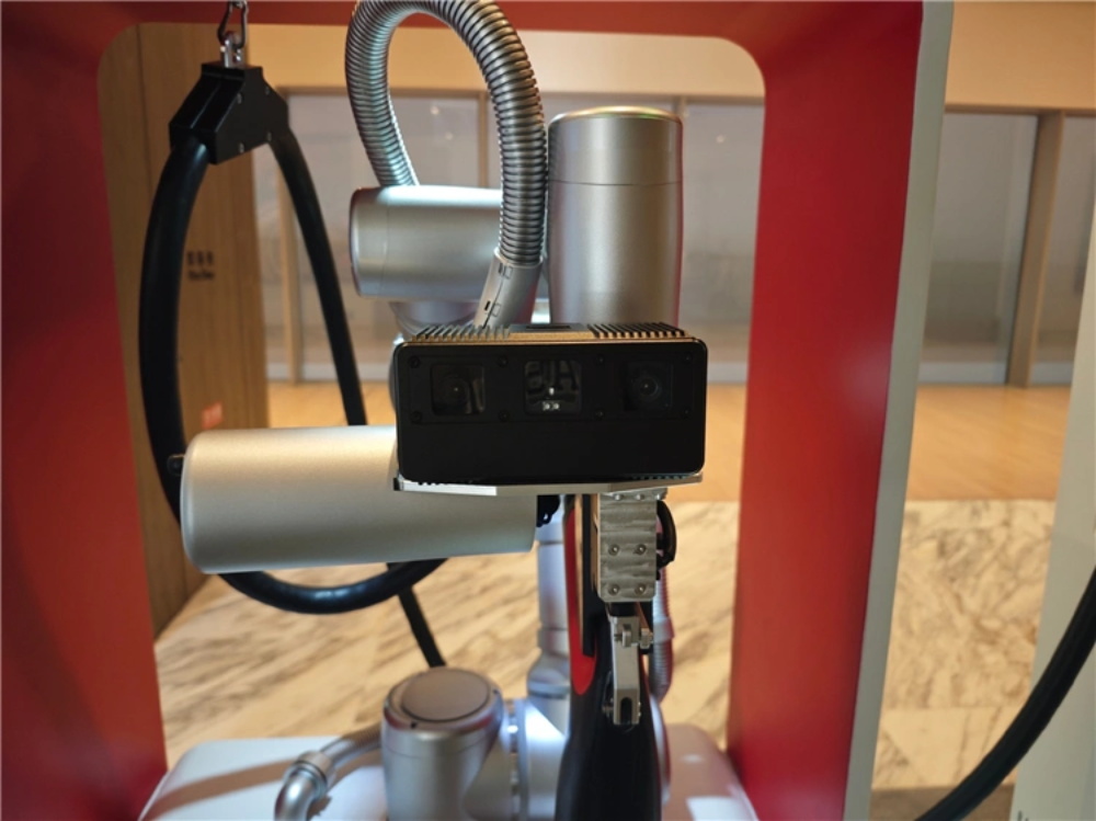 华为推出了600kW自动充电机器人，兼容多种车型(图2)