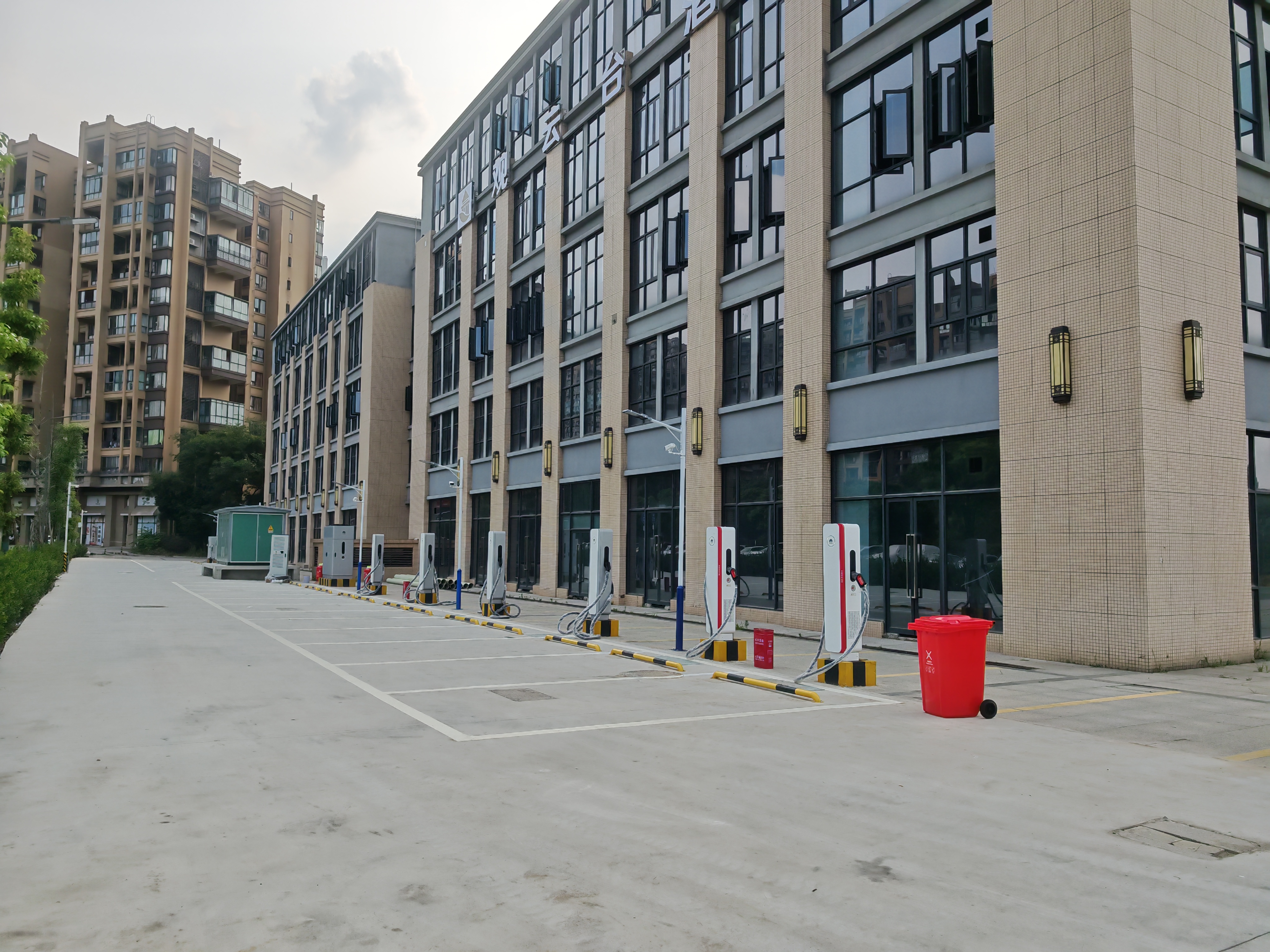 成都华智诺超充保利198站(图1)