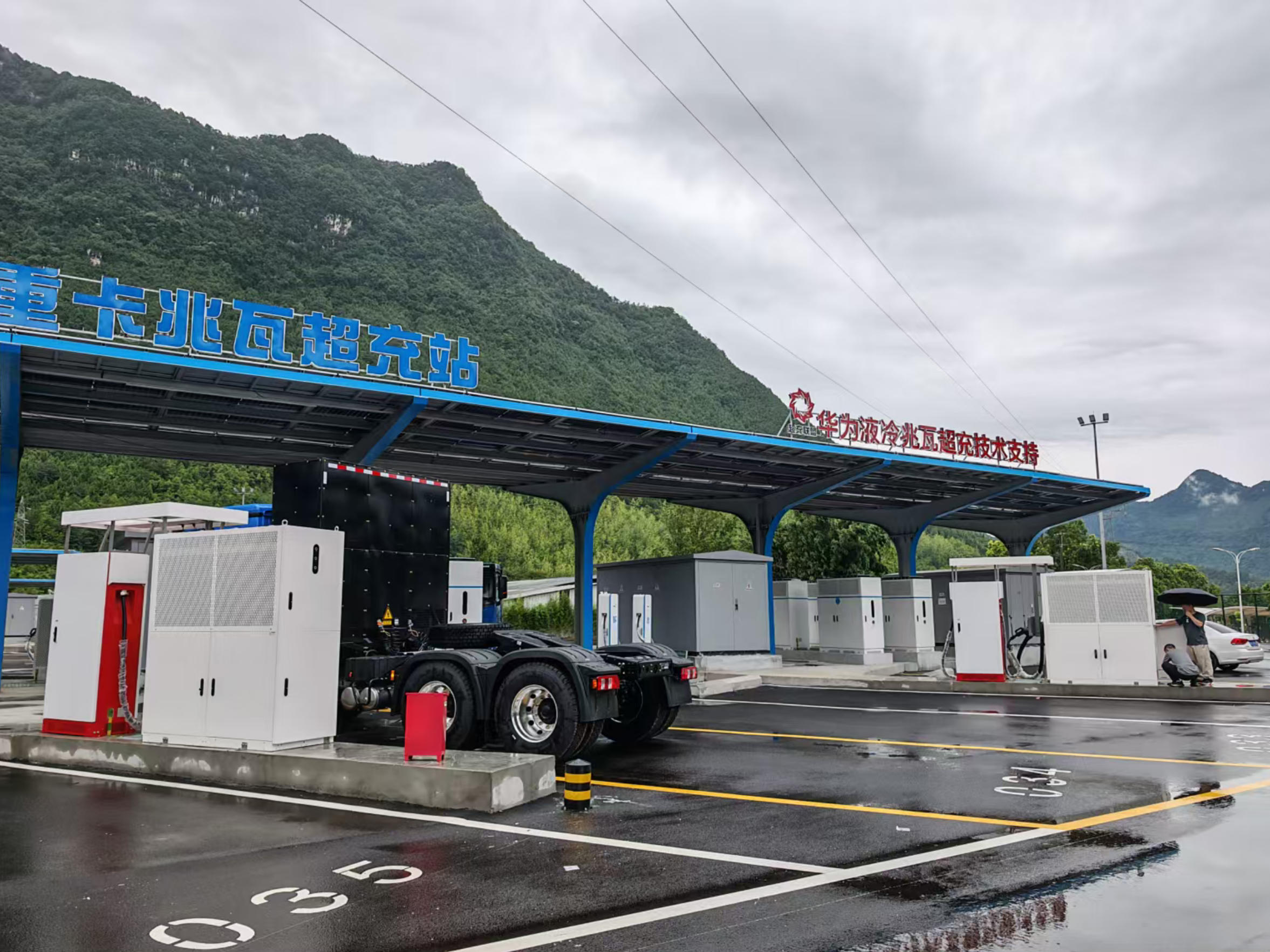 全球首个百兆瓦级重卡超充站投运 华为技术加速物流电动化(图2)