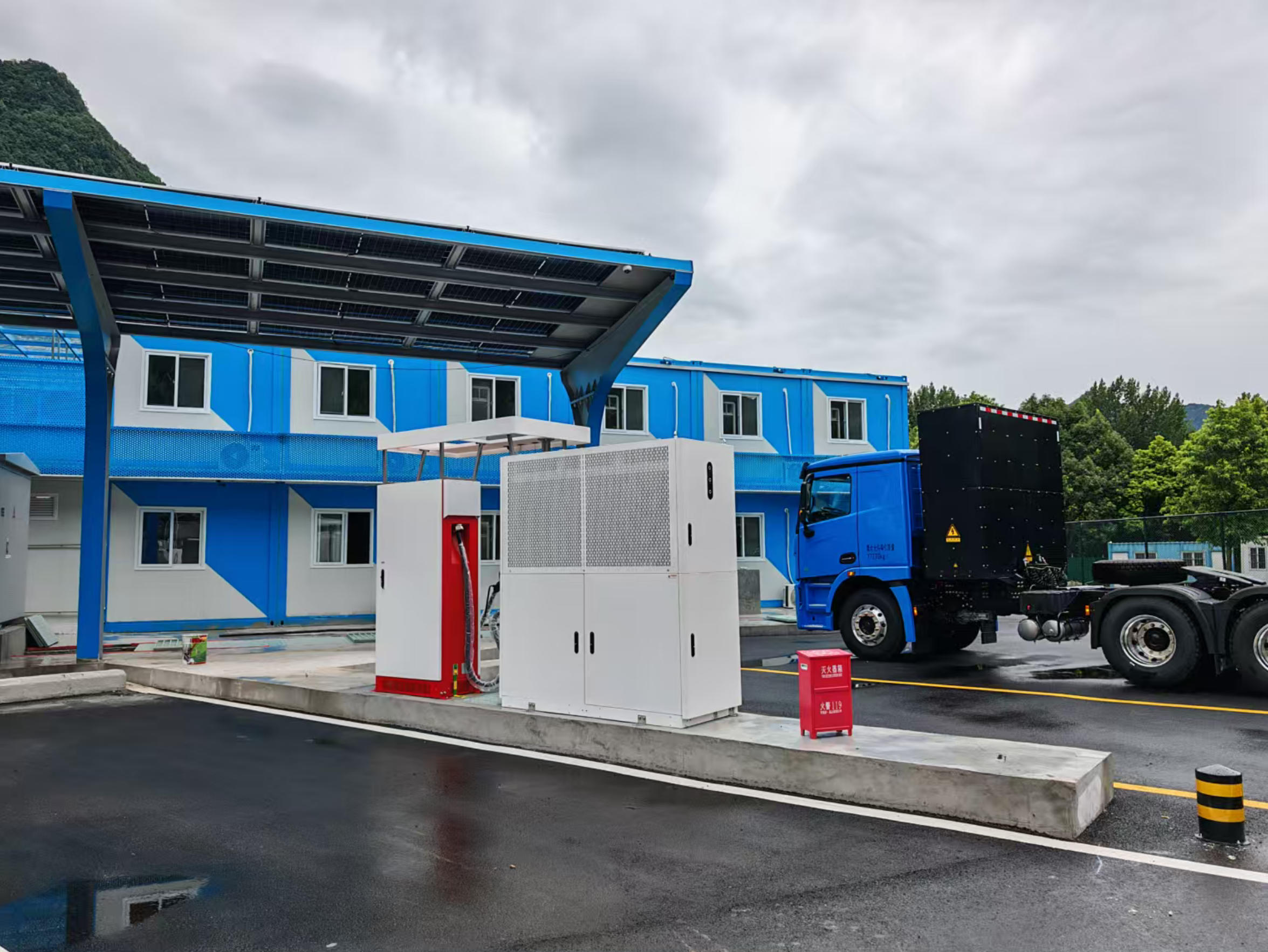 全球首个百兆瓦级重卡超充站投运 华为技术加速物流电动化(图3)